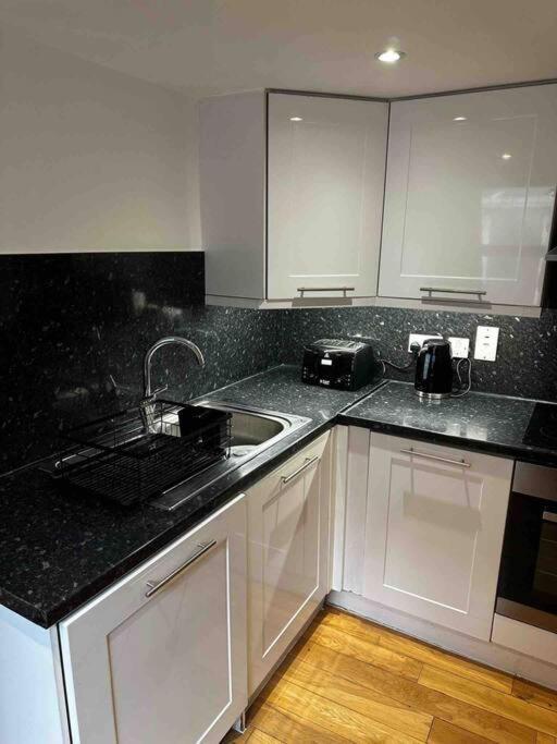 Amazing 2Bed2Bath Edgeware Apartment Londra Exterior foto