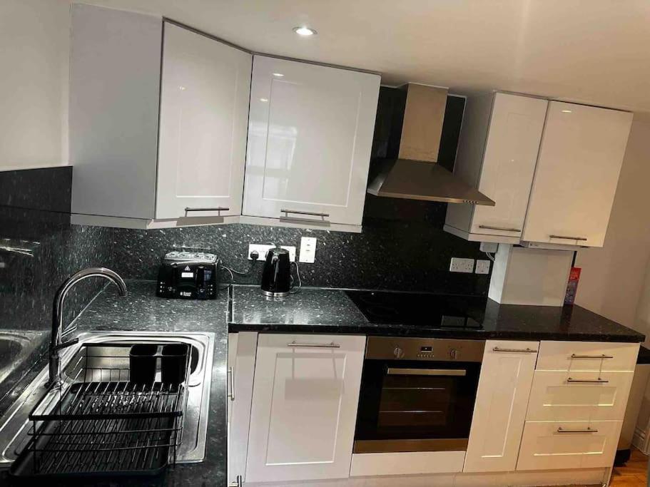 Amazing 2Bed2Bath Edgeware Apartment Londra Exterior foto